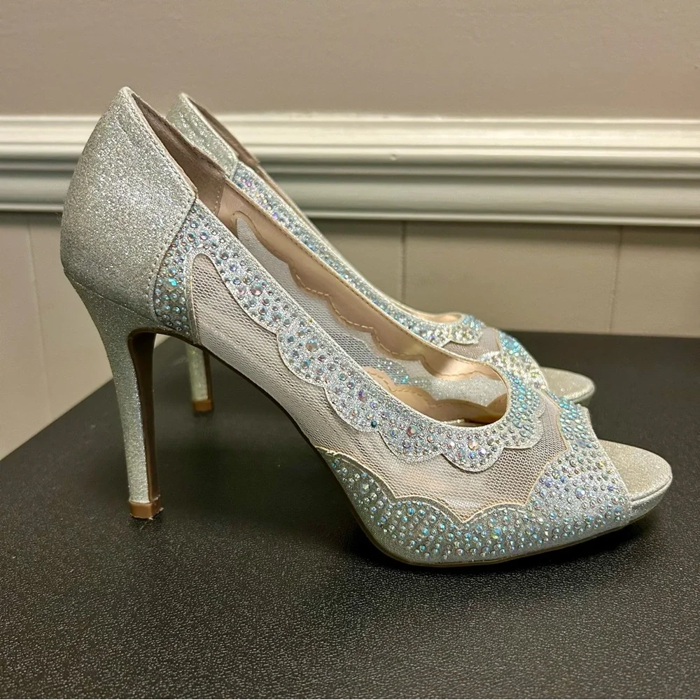 Hot Tomato Sz 7 Silver Glitter High Heels EUC - Picture 1 of 12